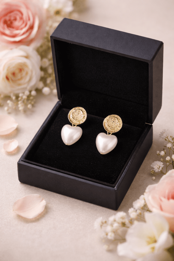 Elegant earrings in velvet box